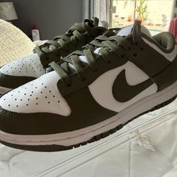 Nike dunks low.  size 7 1/2 in women’s .