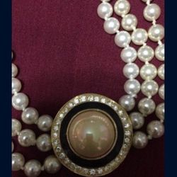 Gorgeous good quality pearl necklace with front charm.