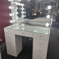 White Vanity W/Lights And Drawers
