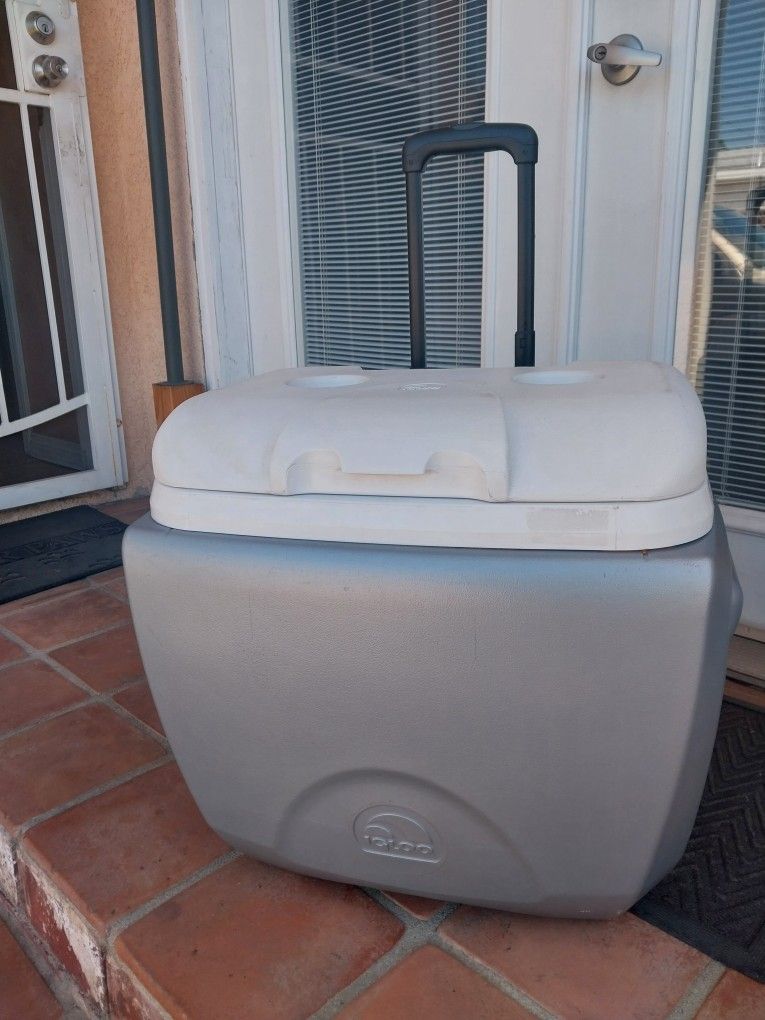 IGLOO COOLER IN EXCELLENT CONDITION 60 QT