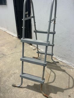Pool ladder