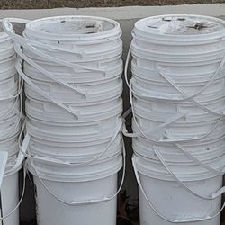 5 Gallon buckets with lids