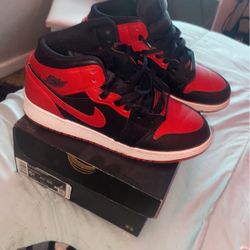 red and black air jordan 1 mids(g5) size 5.5y