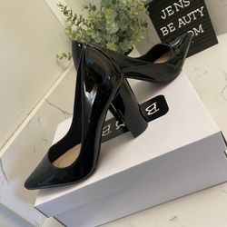 Brand New Size 5 1/2 Black Heel 