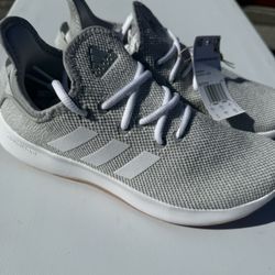 Adidas’s Women Cloud Foam Sz 8