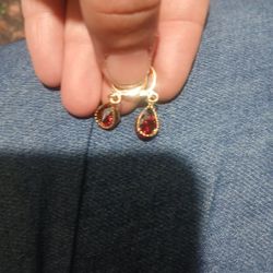 10k Yellow Gold Earrings With Garnet