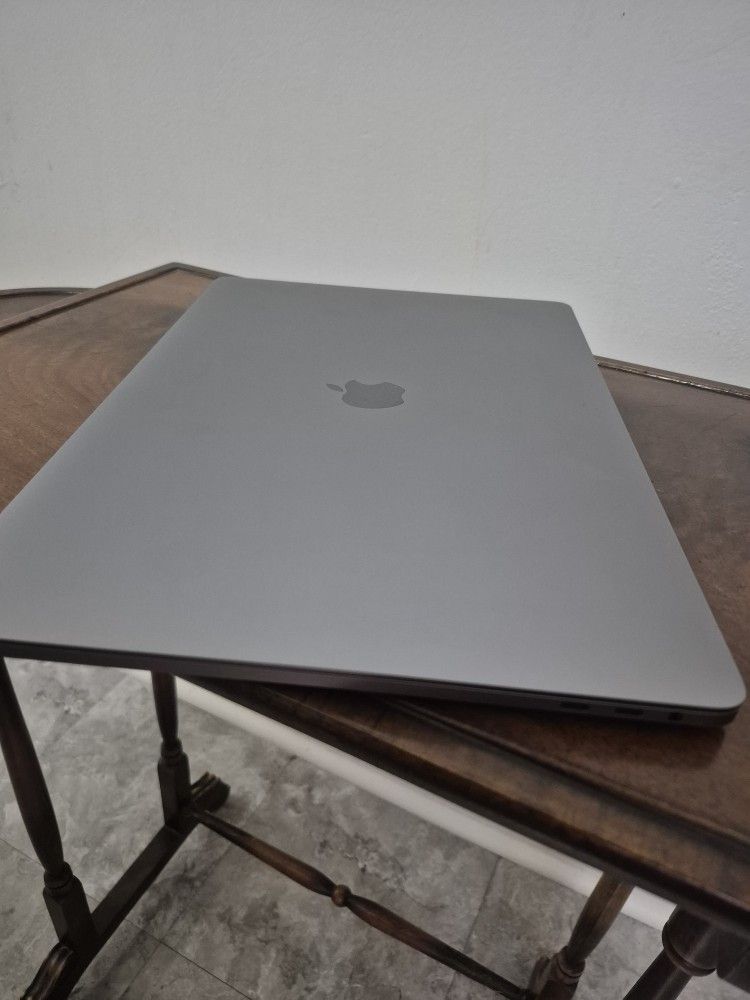 Apple MacBook Pro 15.6” Retina Display | i7 8850H | 16GBRAM  | 512GB Nvme SSD | Radeon 560X | Super Fast & Ready to Use