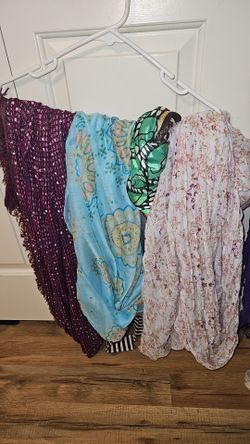 ALOT OF SCARVES 