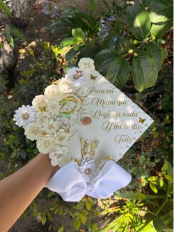 Custom graduation cap topper  Adorno para birrete de graduación 👩‍🎓  Ya disponible para tomar pedidos  Elige , inspírate en un modelo  Que te guste 