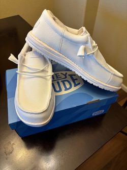 Size 10 men’s white Hey Dude shoes