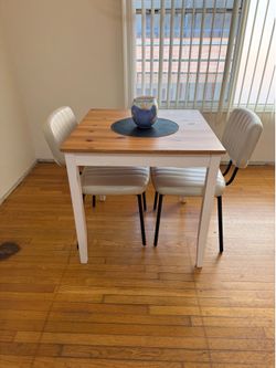Table / chairs
