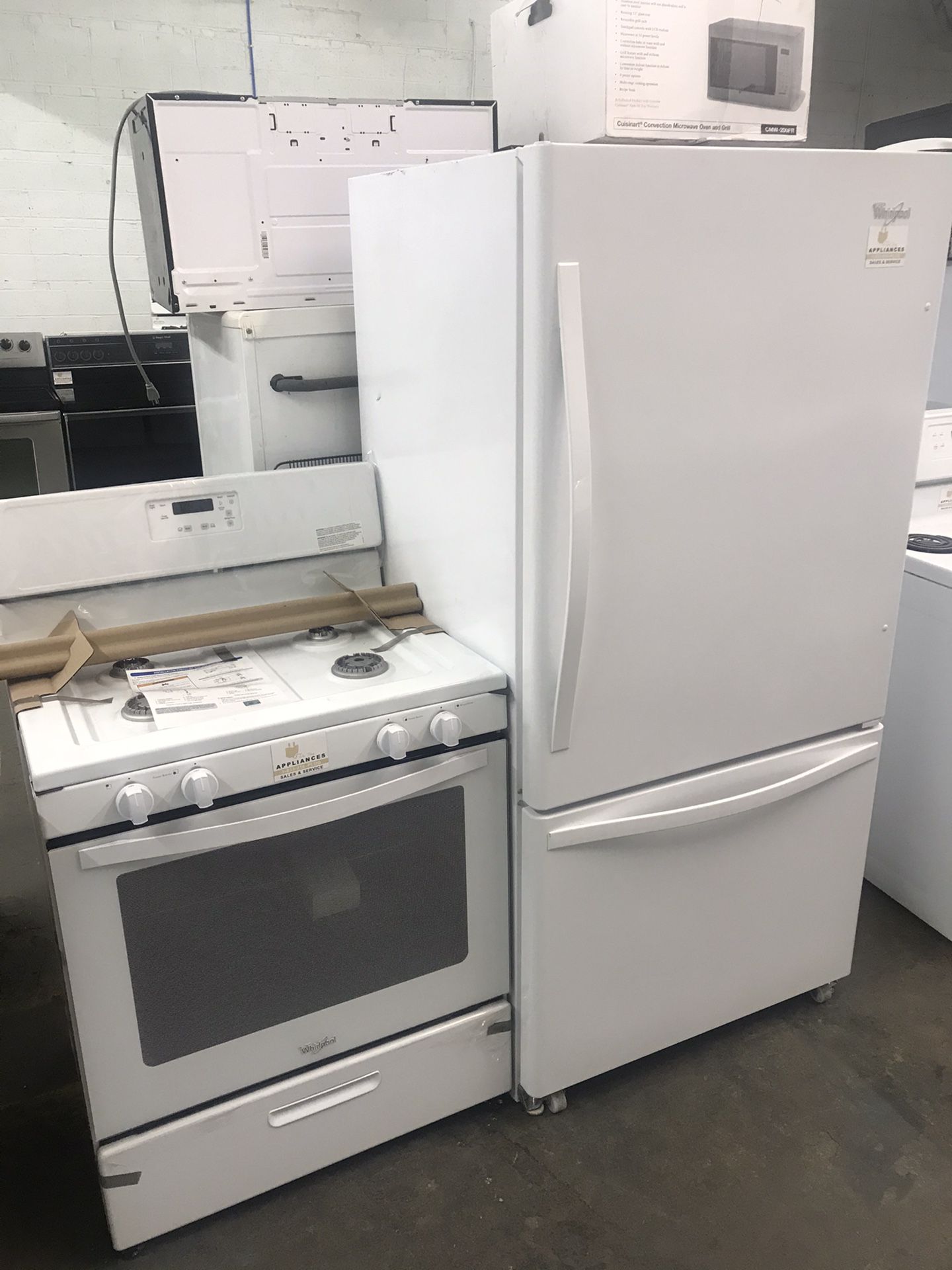 NEW Whirlpool stove and refrigerator set