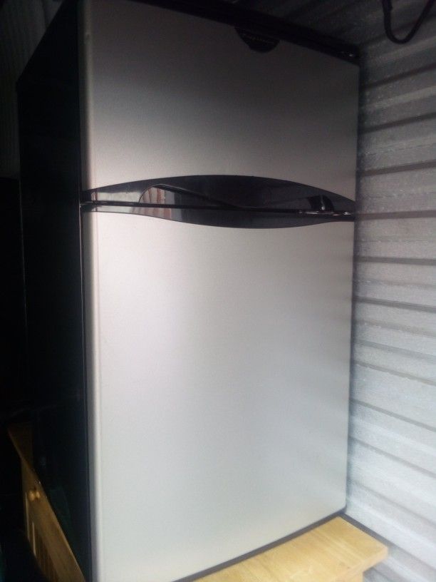 Frigidaire Mini Refrigerator