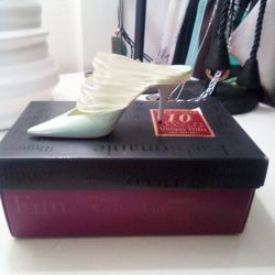 Just the Right Shoe by Raine "Mint Jubilee"