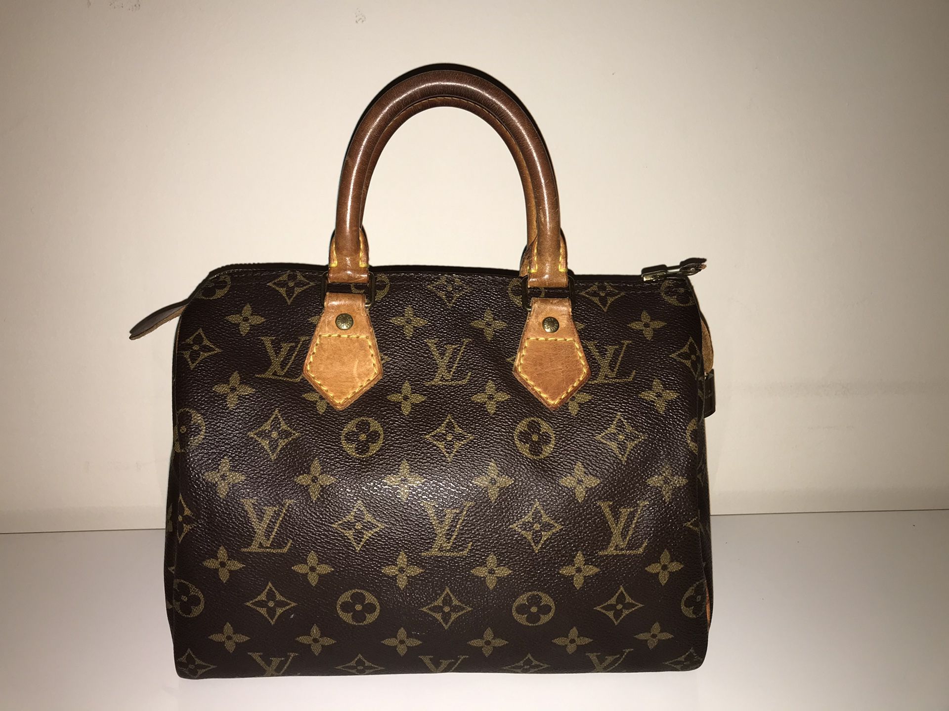Authentic Louis Vuitton monogram Speedy 25 bag