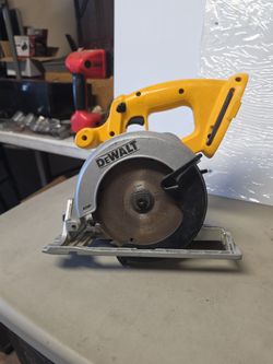 DEWALT SAW.
