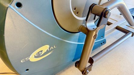 AWESOME ELLIPTICAL WITH FITBIT DELIVERY AVAILABLE - FIRST $100 TAKES