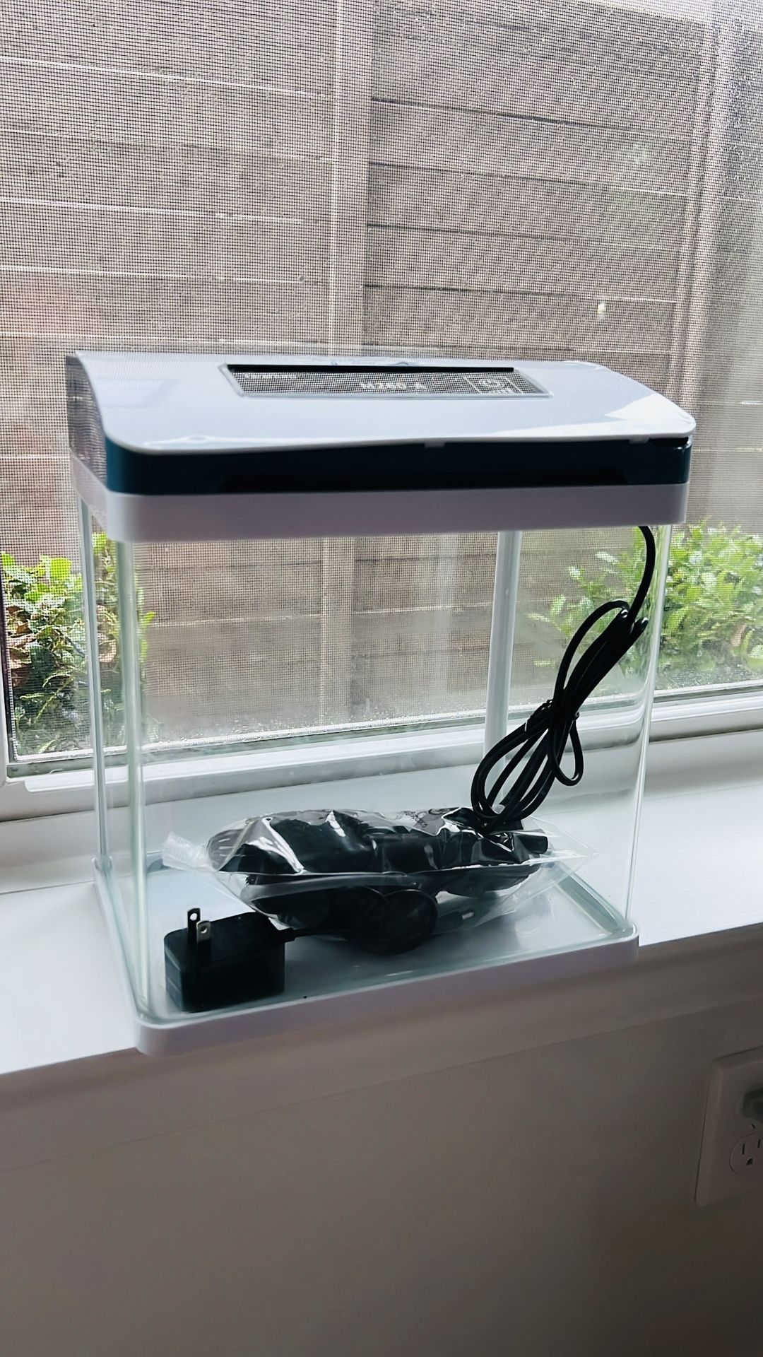 BRAND NEW 2 Gallon Glass Aquarium (Self cleaning)!! 