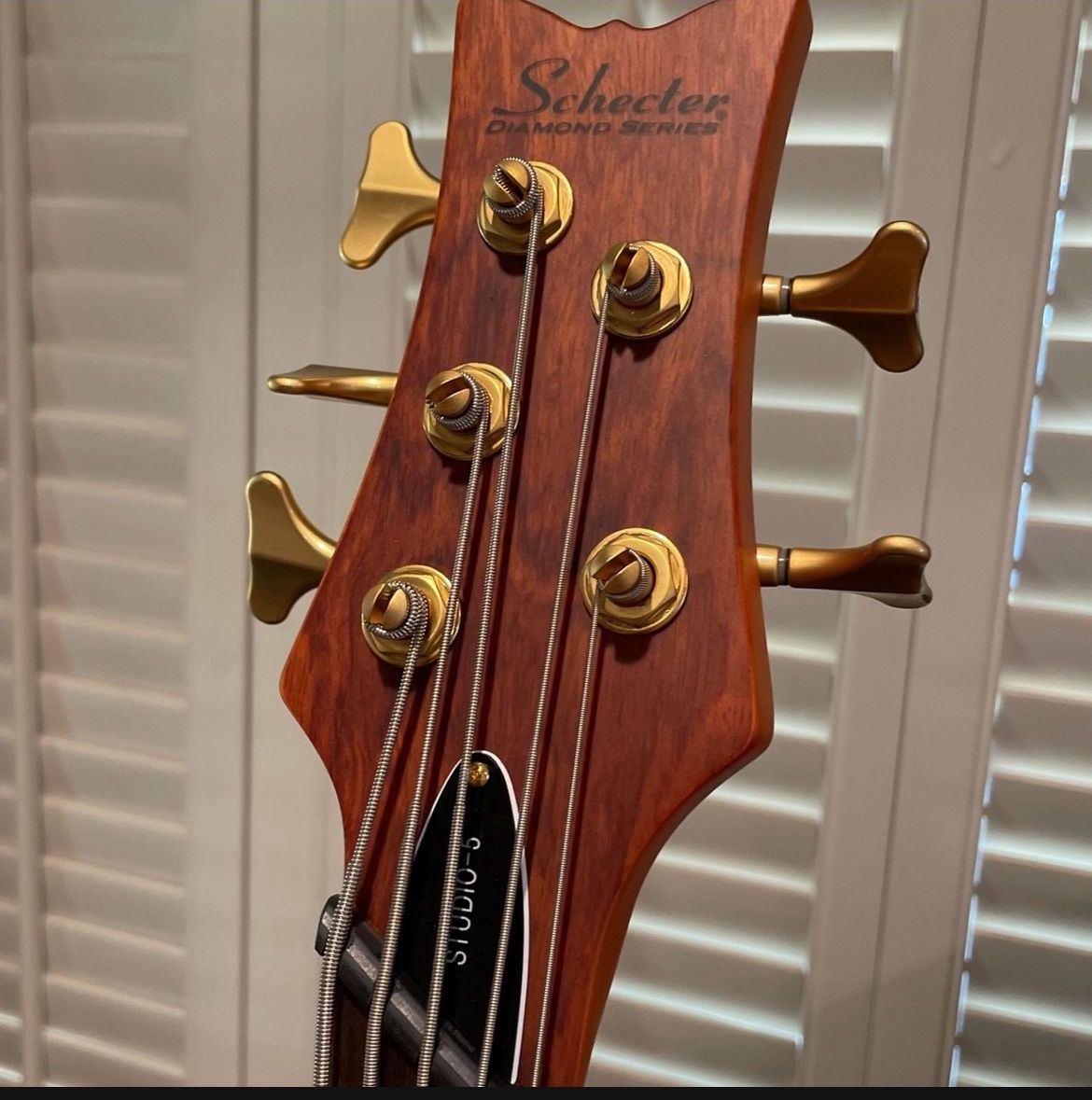 Schecter Stiletto Studio 5 NeckThru (FF) **CASE INCLUDED**