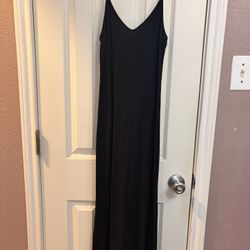 Black H&M maxi dress with V-neck and spaghetti straps. Size: S #formal #eveningw
