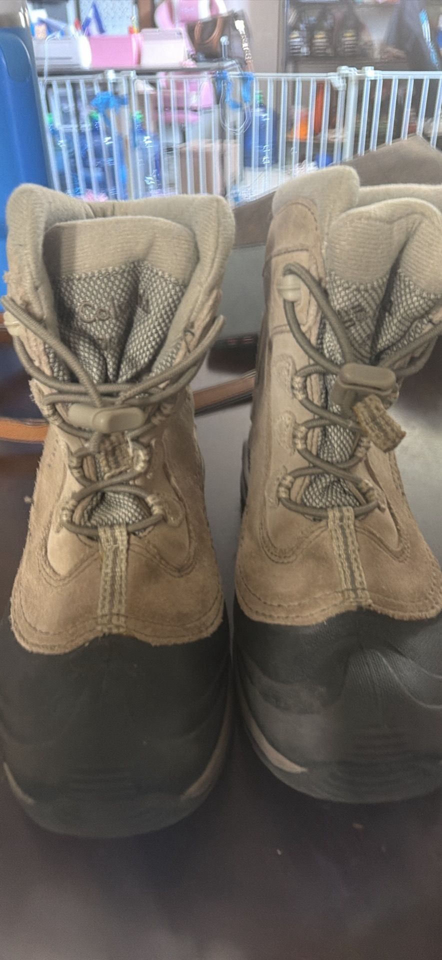 Columbia kids waterproof boots size 4, good condition