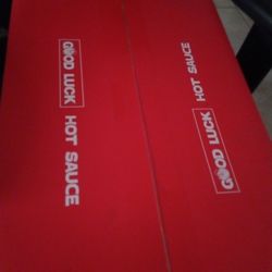 Tengo. 30 pales de estas HOT SAUCE las vendo baratas porque me urge moverlas de una fábrica y quiero 150 por pallet y si no es muy lejos las yevamos e