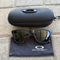 Oakley Frogskin Sunglasses Black Frame Prizm Polarized Lenses W/ Case Cloth