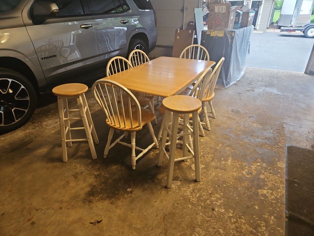 TABLE WITH 6 CHAIRS AND 2 BAR STOOLS