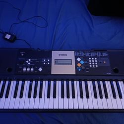  Yamaha PSR-E223 portable keyboard, . 