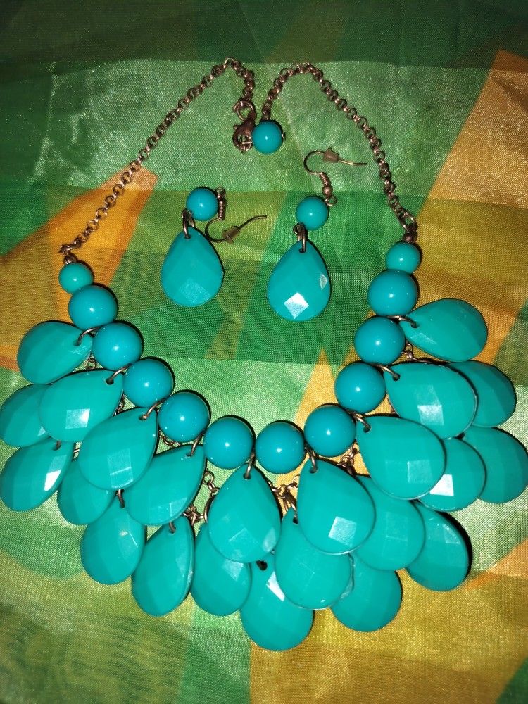 NWT Fashion Turquoise Colored Multi Beaded Necklace And Earring Set 