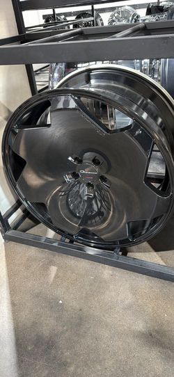 Giovanna 22s gloss black staggered 5x115