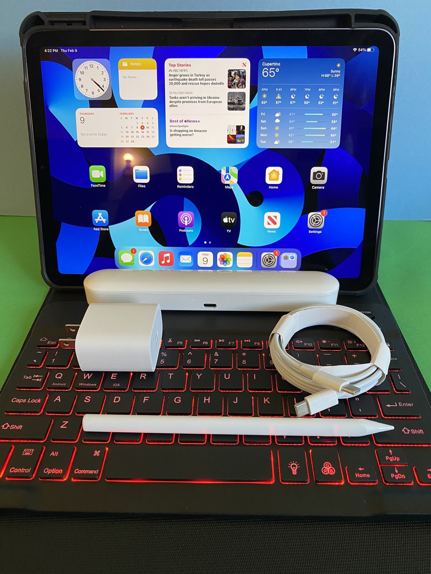 Apple IPad Air 5th Generation (10.9” Liquid Retina/ M1 chip / Latest Model) 64GB with Stylus pen keyboard & Accessories ( warranty 03/2024)