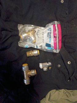 Shark bite 1/2 tees, elbow, straight water valves