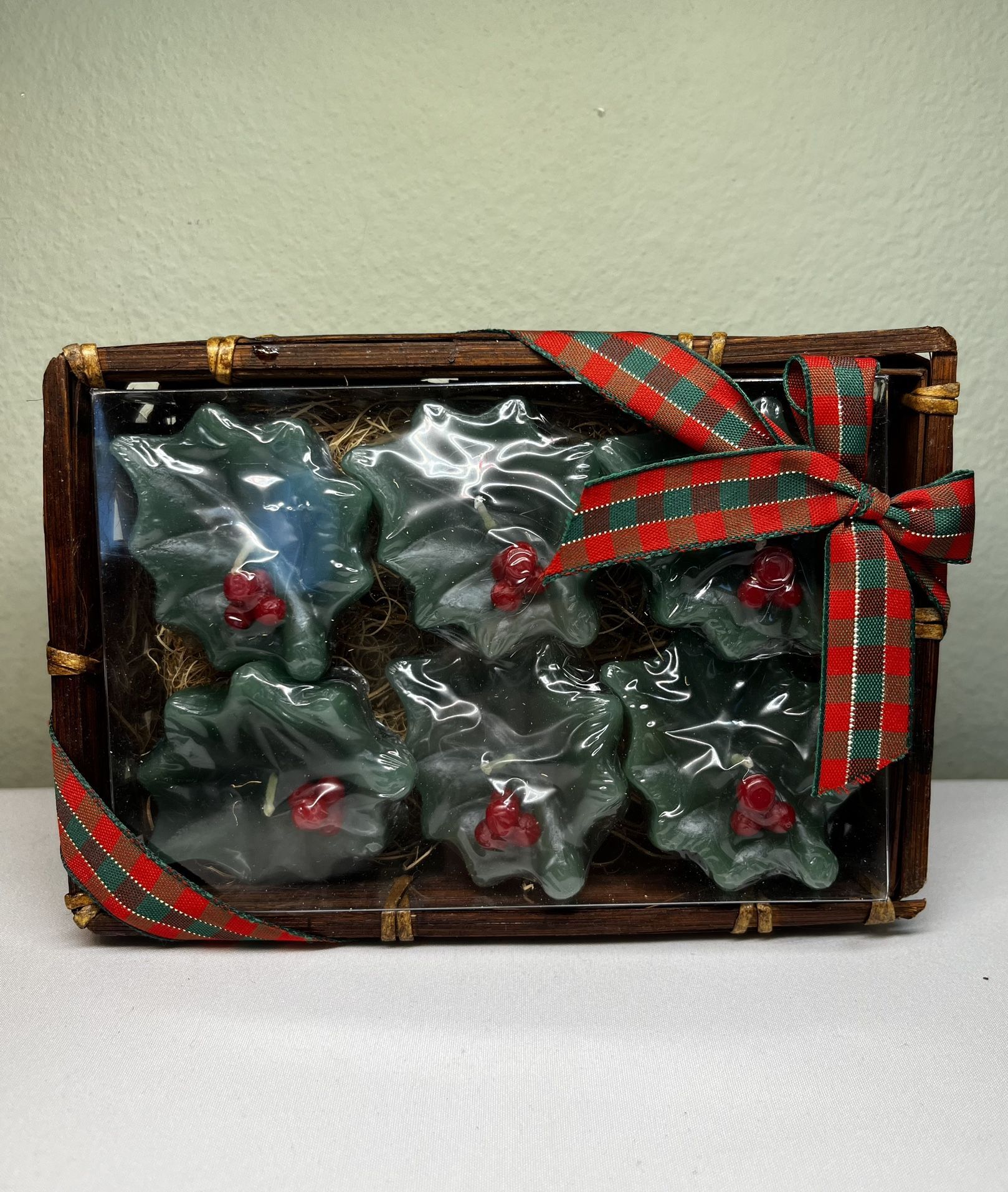New! 3 Gift Baskets of Floating Holly Berry Candles 