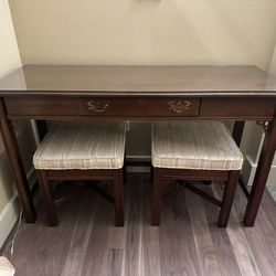 Broyhill Set Of 5 Matching Tables