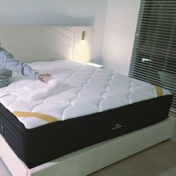 DreamCloud Premier Rest Hybrid King Size mattress.. like new
