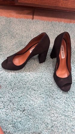 Women’s black heels size 7