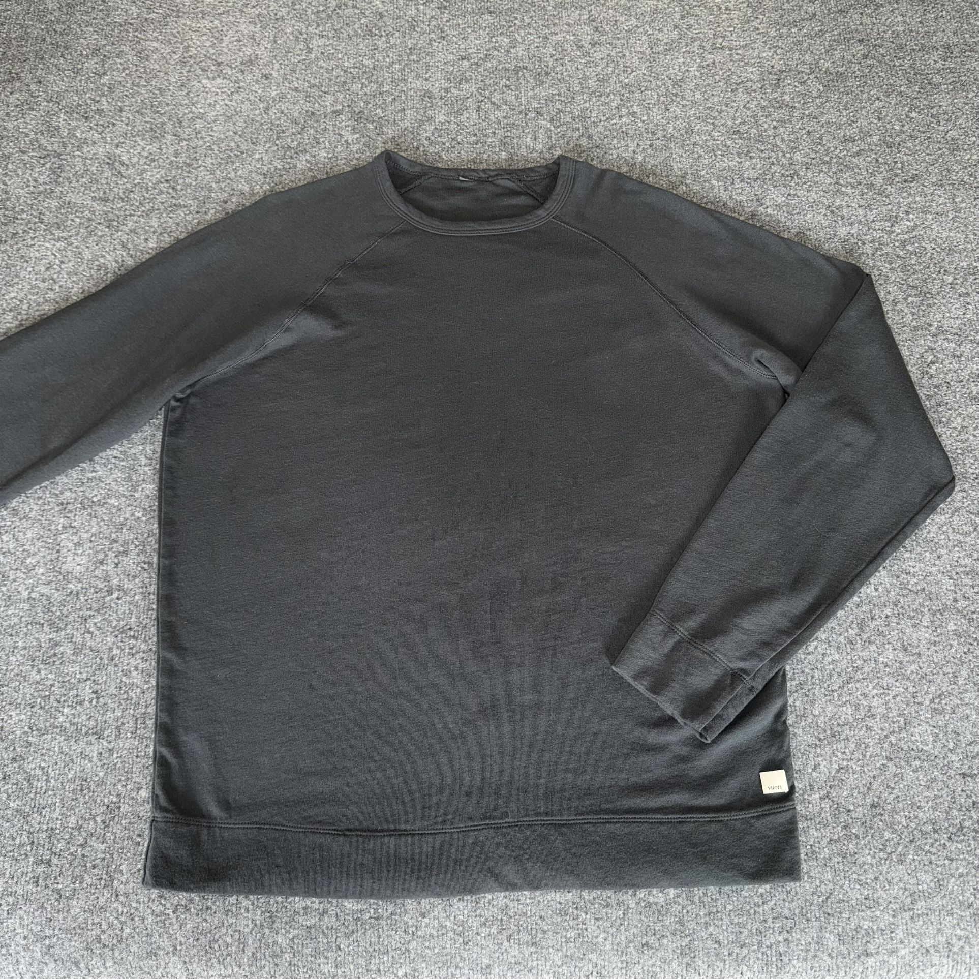Vuori Vital Crew Sweatshirt Mens Large Gray Pullover Athleisure Casual Top V245