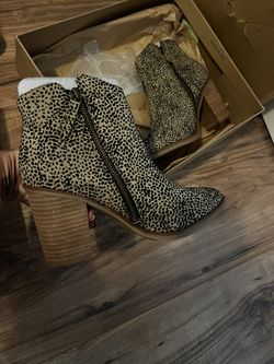 NEW Size 8 Ankle Boot
