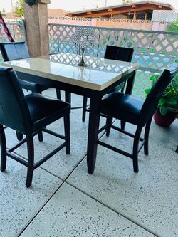 Marble dining table with four chairs.