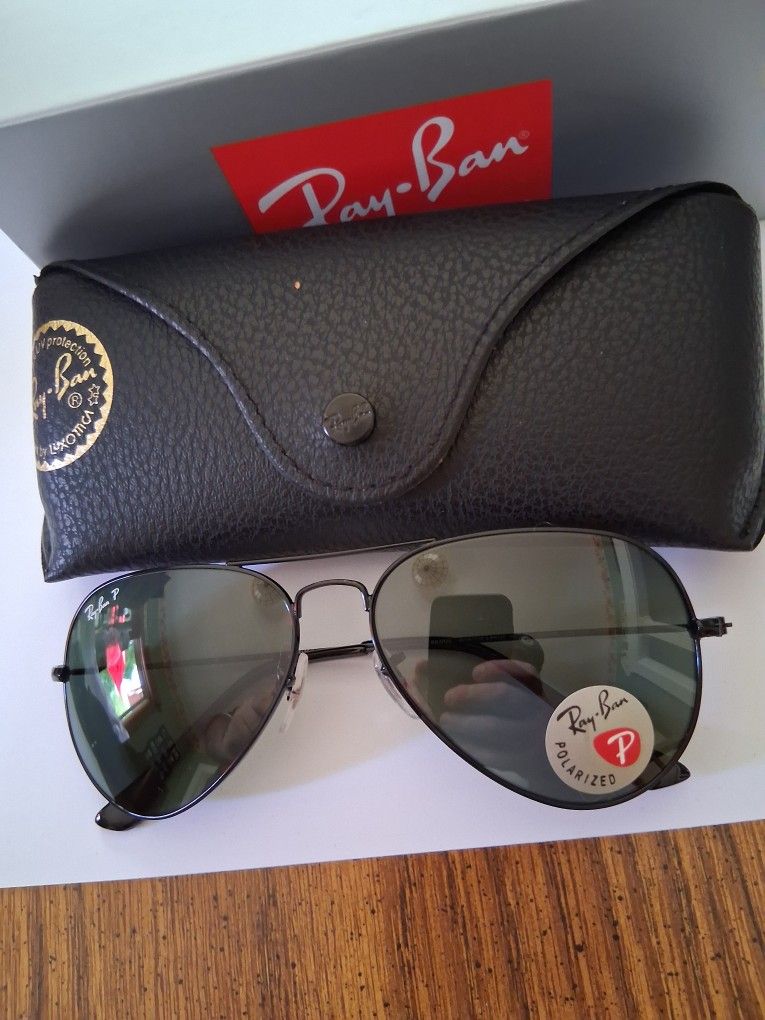 RAY BAN AVIATORS BLACK FRAME WITH POLARIZED GREY LENSES