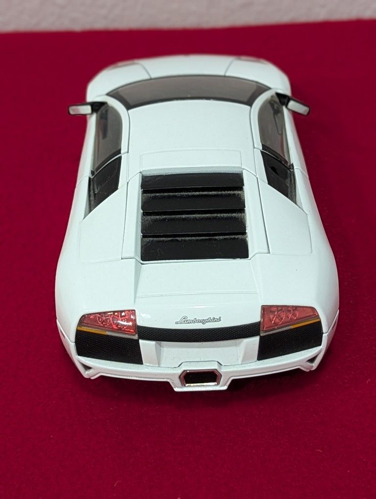 Jada 1/24 Scale Diecast Lamborghini Murcielago LP 640 White with Clear Plastic Display Showcase Collectible