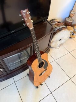 Yamaha GigMaker Deluxe Acoustic Guitar Package w/ FD01S Guitar, Gig Bag, Tuner, Strap and Picks & more (Excellent condition) Natural featuring a solid