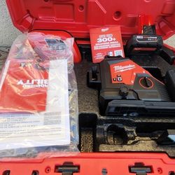 Milwaukee Laser 360 Tool Battery 4ah Charger Like New 