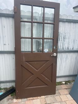 Puerta exterior de madera sólida