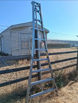 Used Orchard/Fields 10 foot Tripod Ladder. Escalera.