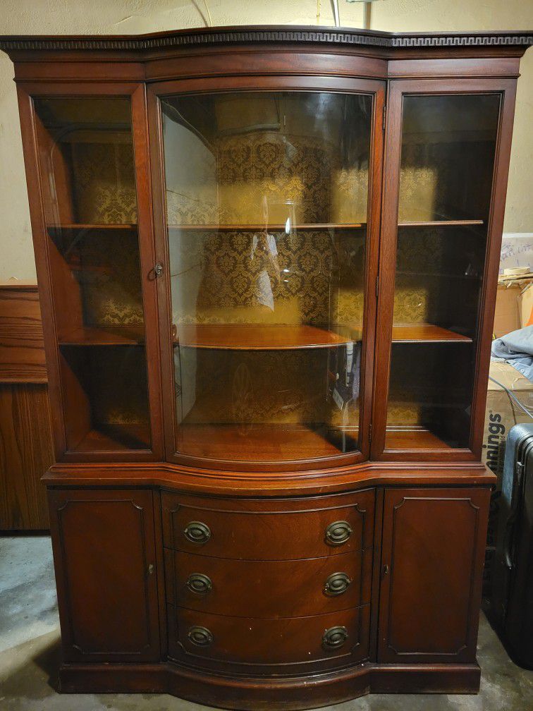 Drexel Heritage Bow Front Georgian Style China Cabinet