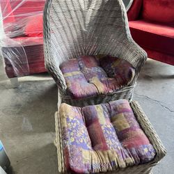 White wicker chair with wicker hassock & cushions -use cleaning or spray paint p/u Willow Grove PA