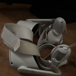 Oculus Quest 2 Headset With 2 Controllers