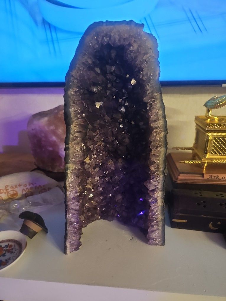 13in. Tall 20lbs. Amethyst Cystal Geode